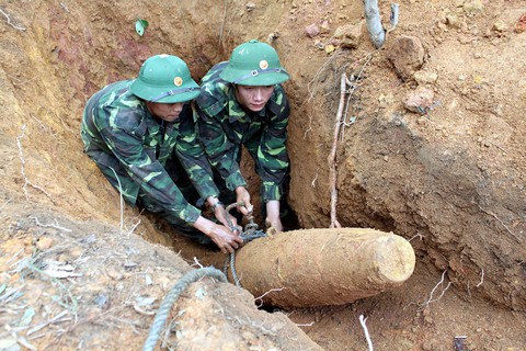 Quảng Bình tiếp nhận máy dò bom mìn hiện đại của Hàn Quốc - Ảnh 1. Quảng Bình tiếp nhận máy dò bom mìn hiện đại của Hàn Quốc - Ảnh 1.