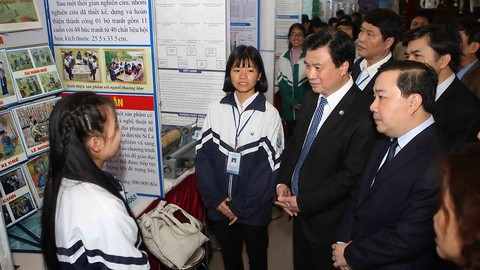 Phụ huynh tố cuộc thi khoa học kỹ thuật, Bộ GD-ĐT nói gì? - Ảnh 1. Phụ huynh tố cuộc thi khoa học kỹ thuật, Bộ GD-ĐT nói gì? - Ảnh 1.