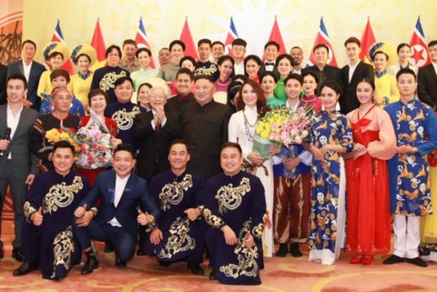 Ông Kim Jong Un nghe hát Hạ trắng, thử gảy đàn bầu và klôngput - Ảnh 2. Ông Kim Jong Un nghe hát Hạ trắng, thử gảy đàn bầu và klôngput - Ảnh 2.