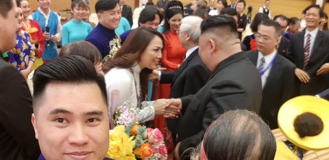 Ông Kim Jong Un nghe hát Hạ trắng, thử gảy đàn bầu và klôngput - Ảnh 5. Ông Kim Jong Un nghe hát Hạ trắng, thử gảy đàn bầu và klôngput - Ảnh 5.