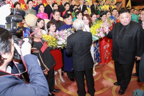 Ông Kim Jong Un nghe hát Hạ trắng, thử gảy đàn bầu và klôngput - Ảnh 6. Ông Kim Jong Un nghe hát Hạ trắng, thử gảy đàn bầu và klôngput - Ảnh 6.