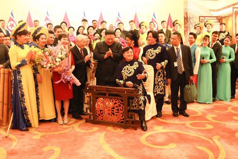 Ông Kim Jong Un nghe hát Hạ trắng, thử gảy đàn bầu và klôngput - Ảnh 3. Ông Kim Jong Un nghe hát Hạ trắng, thử gảy đàn bầu và klôngput - Ảnh 3.