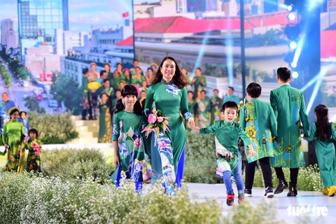 Áo dài lộng lẫy đêm xuân khai mạc Lễ hội Áo dài - Ảnh 11.