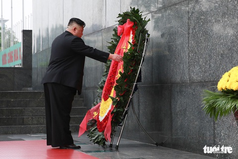 Chủ tịch Kim Jong Un viếng Chủ tịch Hồ Chí Minh trước khi về nước - Ảnh 4. Chủ tịch Kim Jong Un viếng Chủ tịch Hồ Chí Minh trước khi về nước - Ảnh 4.
