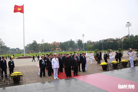 Chủ tịch Kim Jong Un viếng Chủ tịch Hồ Chí Minh trước khi về nước - Ảnh 1. Chủ tịch Kim Jong Un viếng Chủ tịch Hồ Chí Minh trước khi về nước - Ảnh 1.