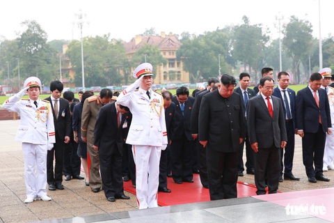 Chủ tịch Kim Jong Un viếng Chủ tịch Hồ Chí Minh trước khi về nước - Ảnh 3. Chủ tịch Kim Jong Un viếng Chủ tịch Hồ Chí Minh trước khi về nước - Ảnh 3.