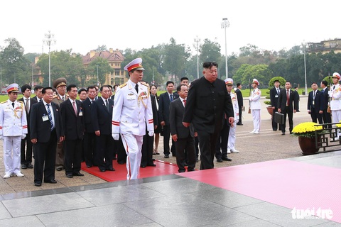Chủ tịch Kim Jong Un viếng Chủ tịch Hồ Chí Minh trước khi về nước - Ảnh 2. Chủ tịch Kim Jong Un viếng Chủ tịch Hồ Chí Minh trước khi về nước - Ảnh 2.