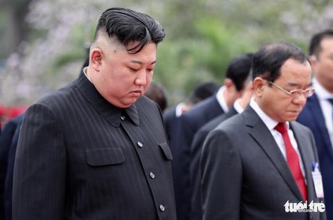 Chủ tịch Kim Jong Un viếng Chủ tịch Hồ Chí Minh trước khi về nước - Ảnh 6. Chủ tịch Kim Jong Un viếng Chủ tịch Hồ Chí Minh trước khi về nước - Ảnh 6.