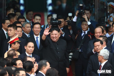 Chủ tịch Kim Jong Un vẫy chào Việt Nam, tàu rời ga Đồng Đăng - Ảnh 1. Chủ tịch Kim Jong Un vẫy chào Việt Nam, tàu rời ga Đồng Đăng - Ảnh 1.