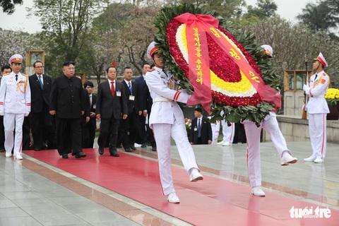 Chủ tịch Kim Jong Un viếng Chủ tịch Hồ Chí Minh trước khi về nước - Ảnh 5. Chủ tịch Kim Jong Un viếng Chủ tịch Hồ Chí Minh trước khi về nước - Ảnh 5.