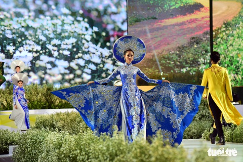 Áo dài lộng lẫy đêm xuân khai mạc Lễ hội Áo dài - Ảnh 5. Áo dài lộng lẫy đêm xuân khai mạc Lễ hội Áo dài - Ảnh 5.