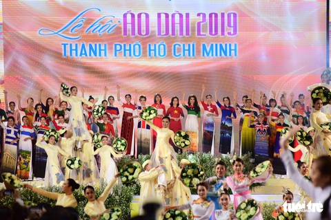 Áo dài lộng lẫy đêm xuân khai mạc Lễ hội Áo dài - Ảnh 2. Áo dài lộng lẫy đêm xuân khai mạc Lễ hội Áo dài - Ảnh 2.