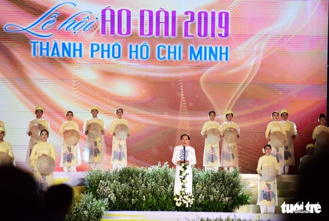 Áo dài lộng lẫy đêm xuân khai mạc Lễ hội Áo dài - Ảnh 3. Áo dài lộng lẫy đêm xuân khai mạc Lễ hội Áo dài - Ảnh 3.