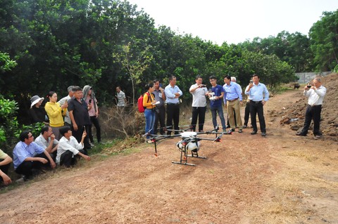 Người dân Bình Phước thích thú xem thiết bị bay phun thuốc, bón phân - Ảnh 1. Người dân Bình Phước thích thú xem thiết bị bay phun thuốc, bón phân - Ảnh 1.