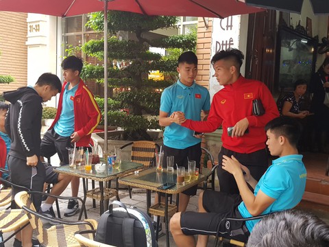 Cầu thủ U-23 tranh thủ chia tay nhau trước khi đổi khách sạn - Ảnh 2. Cầu thủ U-23 tranh thủ chia tay nhau trước khi đổi khách sạn - Ảnh 2.