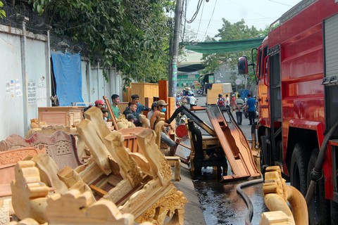 Đồng Nai: Xưởng sơn cháy lớn, dân hốt hoảng khuân tài sản ra ngoài - Ảnh 2. Đồng Nai: Xưởng sơn cháy lớn, dân hốt hoảng khuân tài sản ra ngoài - Ảnh 2.