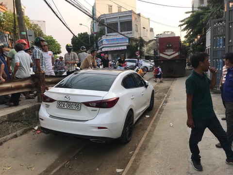 Phạt 4 triệu đồng tài xế đậu ôtô giữa đường ray khiến đầu máy xe lửa chờ - Ảnh 1. Phạt 4 triệu đồng tài xế đậu ôtô giữa đường ray khiến đầu máy xe lửa chờ - Ảnh 1.