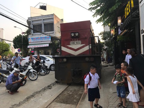 Xe hơi đậu cả giờ trên... đường sắt Đà Nẵng - Ảnh 2. Xe hơi đậu cả giờ trên... đường sắt Đà Nẵng - Ảnh 2.