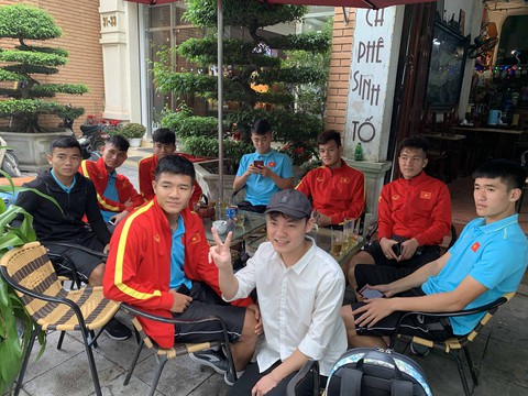 Cầu thủ U-23 tranh thủ chia tay nhau trước khi đổi khách sạn - Ảnh 3. Cầu thủ U-23 tranh thủ chia tay nhau trước khi đổi khách sạn - Ảnh 3.