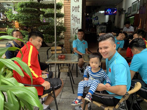 Cầu thủ U-23 tranh thủ chia tay nhau trước khi đổi khách sạn - Ảnh 4. Cầu thủ U-23 tranh thủ chia tay nhau trước khi đổi khách sạn - Ảnh 4.