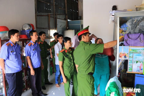 Tạm giam 3 bị can chở gần 50.000 bao thuốc lá lậu - Ảnh 2. Tạm giam 3 bị can chở gần 50.000 bao thuốc lá lậu - Ảnh 2.