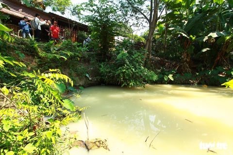 Kênh đổi màu trắng như sữa, nghi nước xả thải từ khu công nghiệp - Ảnh 3. Kênh đổi màu trắng như sữa, nghi nước xả thải từ khu công nghiệp - Ảnh 3.