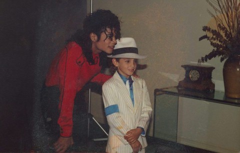 Michael Jackson bị cáo buộc ấu dâm: cựu cận vệ nói ông hoàng thích phụ nữ! - Ảnh 1. Michael Jackson bị cáo buộc ấu dâm: cựu cận vệ nói ông hoàng thích phụ nữ! - Ảnh 1.