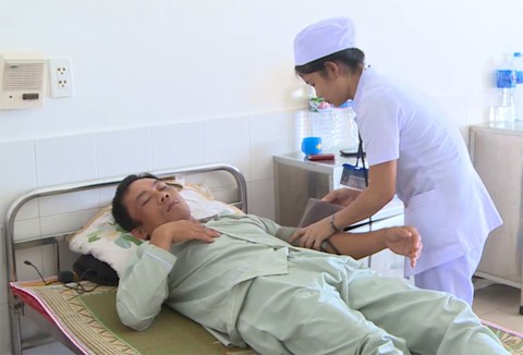 Khởi tố 6 người vụ phó tổng giám đốc điện mặt trời đánh dân - Ảnh 1. Khởi tố 6 người vụ phó tổng giám đốc điện mặt trời đánh dân - Ảnh 1.