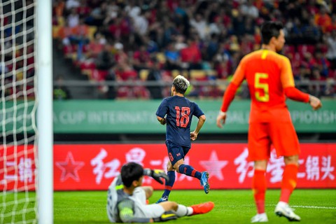 Thái Lan đá bại Trung Quốc trong ngày HLV Cannavaro ra mắt - Ảnh 3. Thái Lan đá bại Trung Quốc trong ngày HLV Cannavaro ra mắt - Ảnh 3.