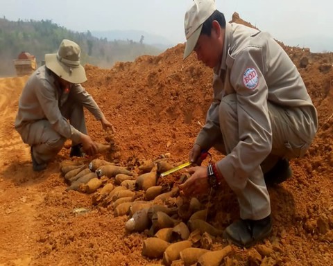 Đào rẫy trồng chuối, thấy cả trăm quả đạn pháo - Ảnh 2. Đào rẫy trồng chuối, thấy cả trăm quả đạn pháo - Ảnh 2.