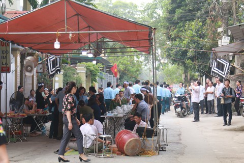 Tang thương bao trùm ngõ nhỏ tiễn đưa 8 học sinh chết đuối - Ảnh 2. Tang thương bao trùm ngõ nhỏ tiễn đưa 8 học sinh chết đuối - Ảnh 2.