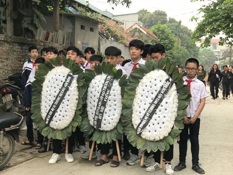 Tang thương bao trùm ngõ nhỏ tiễn đưa 8 học sinh chết đuối - Ảnh 5. Tang thương bao trùm ngõ nhỏ tiễn đưa 8 học sinh chết đuối - Ảnh 5.