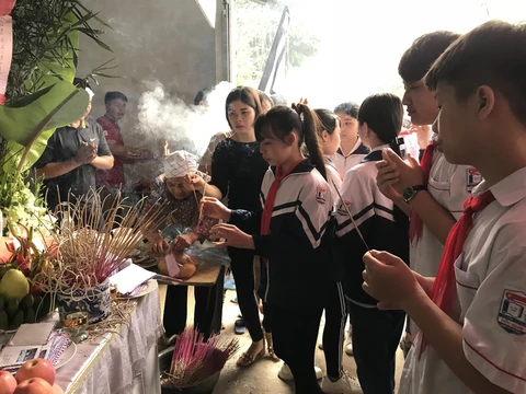 Tang thương bao trùm ngõ nhỏ tiễn đưa 8 học sinh chết đuối - Ảnh 4. Tang thương bao trùm ngõ nhỏ tiễn đưa 8 học sinh chết đuối - Ảnh 4.