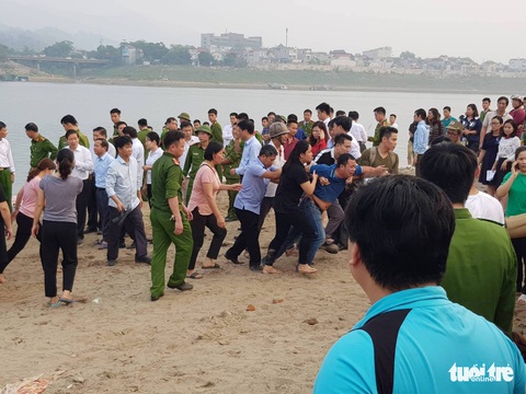 Rủ nhau tắm sông Đà, 8 học sinh chết đuối thương tâm - Ảnh 1. Rủ nhau tắm sông Đà, 8 học sinh chết đuối thương tâm - Ảnh 1.