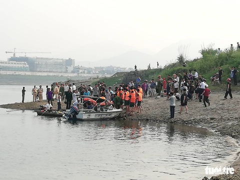 Rủ nhau tắm sông Đà, 8 học sinh chết đuối thương tâm - Ảnh 2. Rủ nhau tắm sông Đà, 8 học sinh chết đuối thương tâm - Ảnh 2.