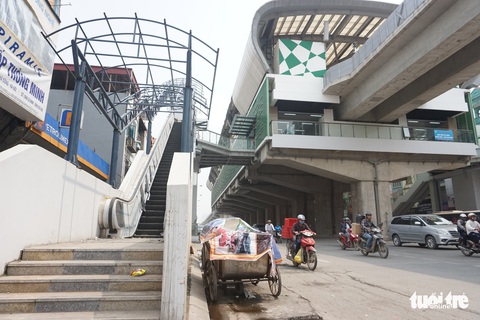 6 tháng rồi mà nhà ga đường sắt Cát Linh - Hà Đông nơi ngổn ngang, nơi ngập rác - Ảnh 2. 6 tháng rồi mà nhà ga đường sắt Cát Linh - Hà Đông nơi ngổn ngang, nơi ngập rác - Ảnh 2.