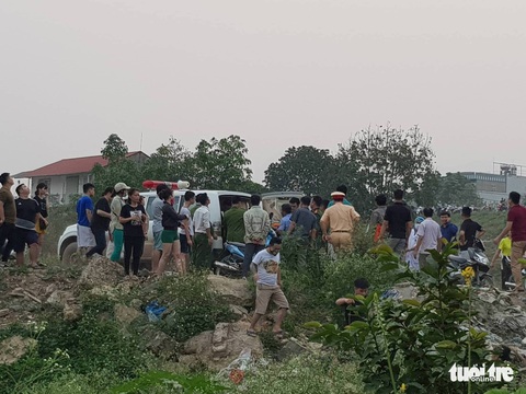 Rủ nhau tắm sông Đà, 8 học sinh chết đuối thương tâm - Ảnh 12. Rủ nhau tắm sông Đà, 8 học sinh chết đuối thương tâm - Ảnh 12.