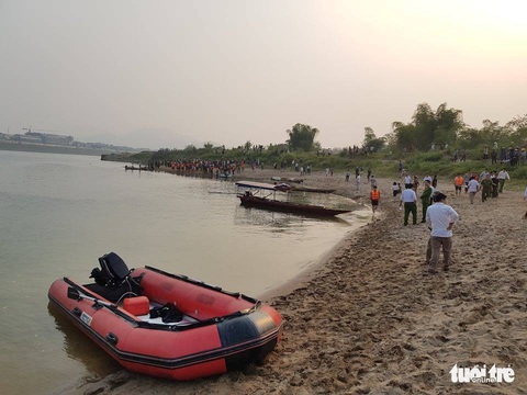 Rủ nhau tắm sông Đà, 8 học sinh chết đuối thương tâm - Ảnh 7. Rủ nhau tắm sông Đà, 8 học sinh chết đuối thương tâm - Ảnh 7.