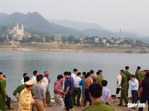 Rủ nhau tắm sông Đà, 8 học sinh chết đuối thương tâm - Ảnh 9. Rủ nhau tắm sông Đà, 8 học sinh chết đuối thương tâm - Ảnh 9.