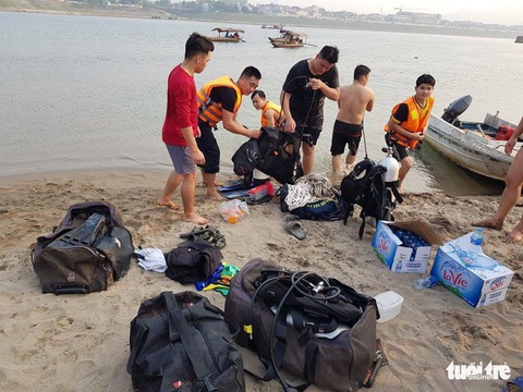 Rủ nhau tắm sông Đà, 8 học sinh chết đuối thương tâm - Ảnh 10. Rủ nhau tắm sông Đà, 8 học sinh chết đuối thương tâm - Ảnh 10.
