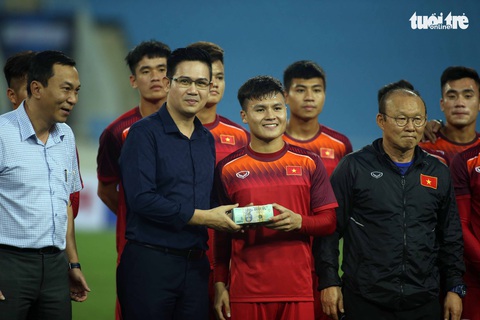 U-23 Việt Nam được tặng nửa tỉ ngay trên sân tập - Ảnh 1. U-23 Việt Nam được tặng nửa tỉ ngay trên sân tập - Ảnh 1.
