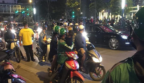 Va chạm giao thông, tài xế ôtô rút dao đâm người đi xe máy - Ảnh 1. Va chạm giao thông, tài xế ôtô rút dao đâm người đi xe máy - Ảnh 1.
