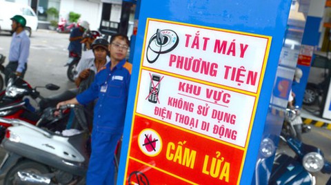Đâm trọng thương nhân viên cây xăng vì bị nhắc không nghe điện thoại - Ảnh 1. Đâm trọng thương nhân viên cây xăng vì bị nhắc không nghe điện thoại - Ảnh 1.