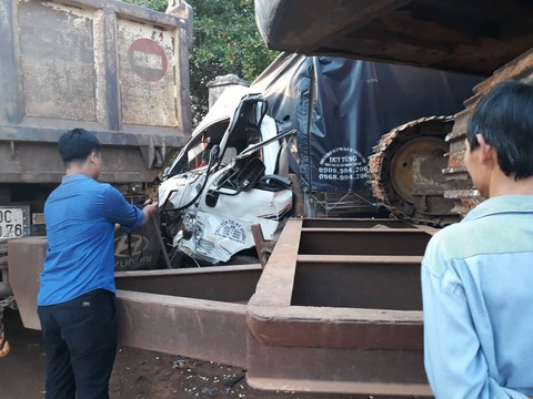Dân dùng xà beng giải cứu tài xế kẹt cứng trong cabin - Ảnh 1. Dân dùng xà beng giải cứu tài xế kẹt cứng trong cabin - Ảnh 1.