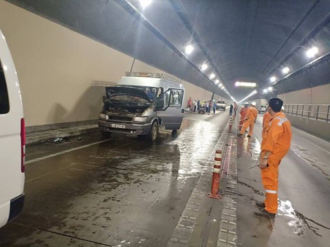 Xe tang cháy trong hầm Hải Vân, người nhà khiêng quan tài tháo chạy - Ảnh 2. Xe tang cháy trong hầm Hải Vân, người nhà khiêng quan tài tháo chạy - Ảnh 2.