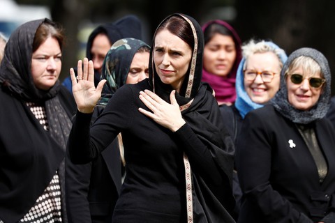 Phụ nữ New Zealand đội khăn trùm đầu tưởng niệm nạn nhân xả súng - Ảnh 6. Phụ nữ New Zealand đội khăn trùm đầu tưởng niệm nạn nhân xả súng - Ảnh 6.