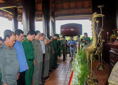 Dâng hương tưởng niệm 99 liệt sĩ thanh niên xung phong TP.HCM - Ảnh 2. Dâng hương tưởng niệm 99 liệt sĩ thanh niên xung phong TP.HCM - Ảnh 2.