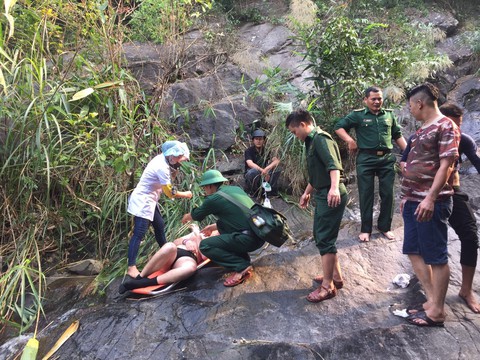 Cứu hộ du khách Anh tắm thác trên đèo Hải Vân chấn thương nặng - Ảnh 1. Cứu hộ du khách Anh tắm thác trên đèo Hải Vân chấn thương nặng - Ảnh 1.