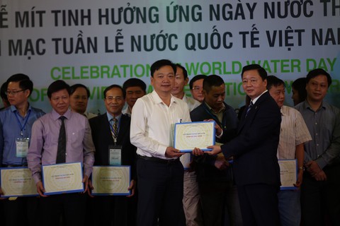 Việt Nam đang suy giảm nguồn nước do khai thác quá mức - Ảnh 1. Việt Nam đang suy giảm nguồn nước do khai thác quá mức - Ảnh 1.