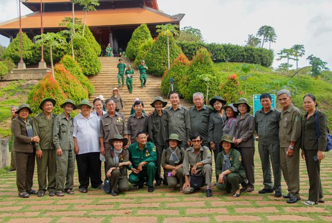 Dâng hương tưởng niệm 99 liệt sĩ thanh niên xung phong TP.HCM - Ảnh 7. Dâng hương tưởng niệm 99 liệt sĩ thanh niên xung phong TP.HCM - Ảnh 7.